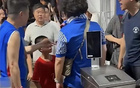 3申花球迷围攻穿武磊球衣小球迷！上海警方：寻衅滋事被行政拘留